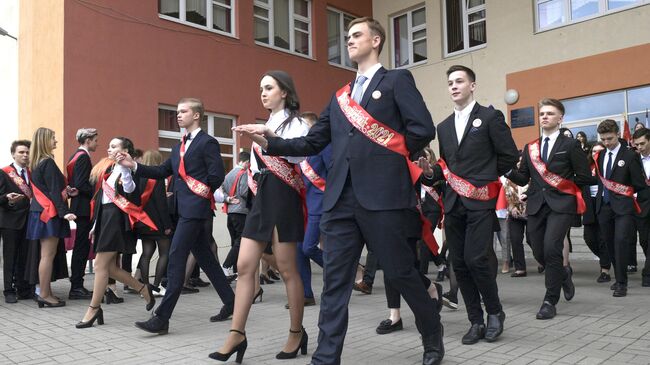 Последний звонок в средней школе № 376 Московского района в Санкт-Петербурге