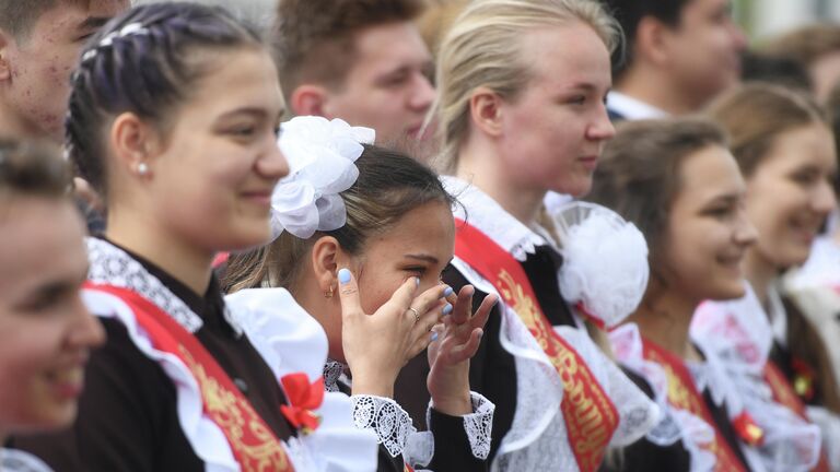 Выпускники во время последнего звонка в многопрофильной школе №181 в Казани