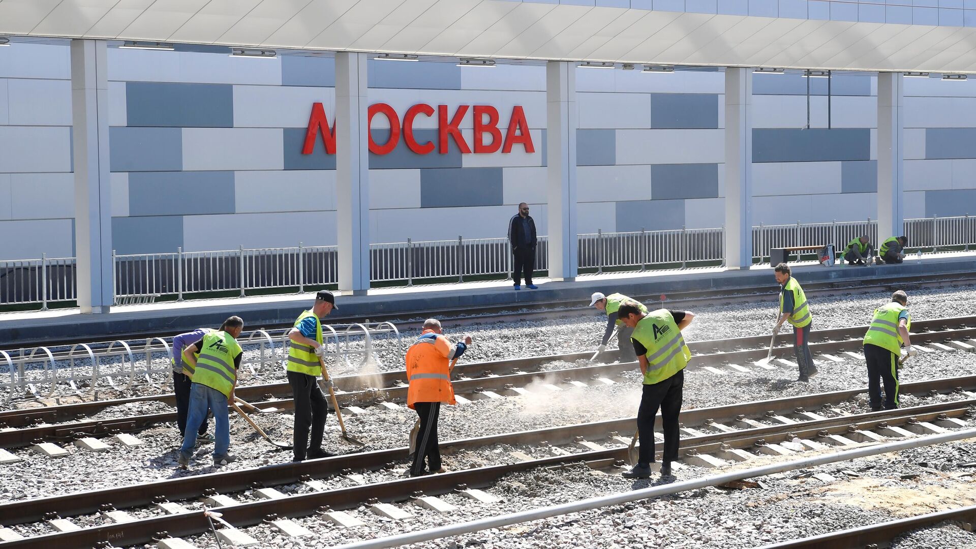 Рабочие на строительной площадке нового вокзального комплекса Восточный в Москве - РИА Новости, 1920, 28.05.2021