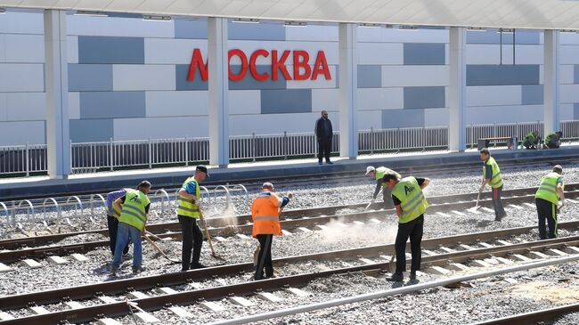 Рабочие на строительной площадке нового вокзального комплекса Восточный в Москве