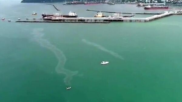 Разлив нефти у побережья Туапсе. Кадр видео