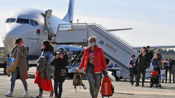 Пассажиры выходят из самолета авиакомпании BelAvia