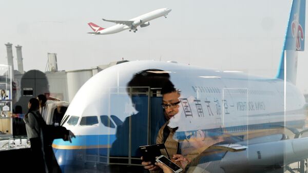 Пассажиры в аэропорту Пекин Шоуду