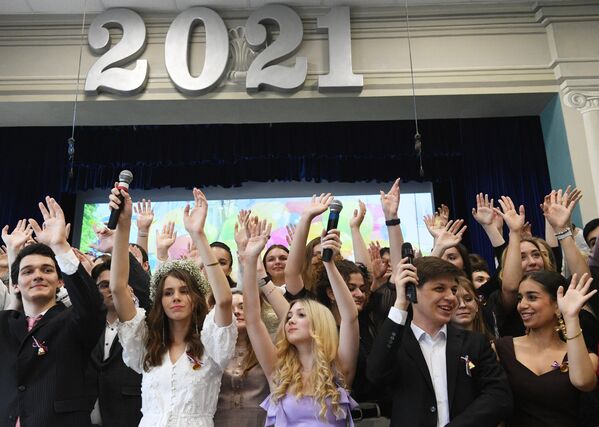 Выпускники во время последнего звонка в школе № 1252 имени Сервантеса в Москве
