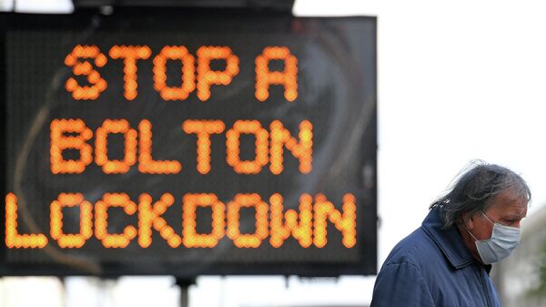 Дорожный знак с надписью Stop a Bolton Lockdown в центре Болтона на северо-западе Англии