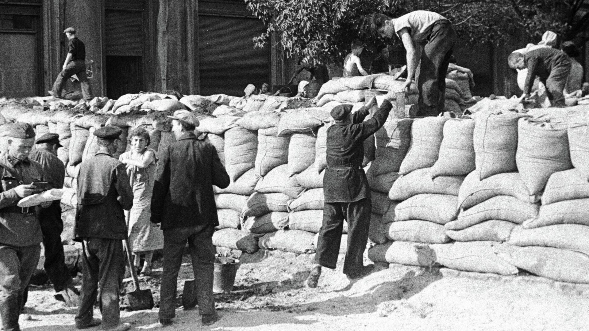 Горожане сооружают укрепления на улицах родного города - РИА Новости, 1920, 29.08.2021