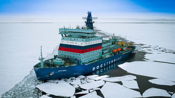 Атомоход Арктика на пути в порт Мурманска