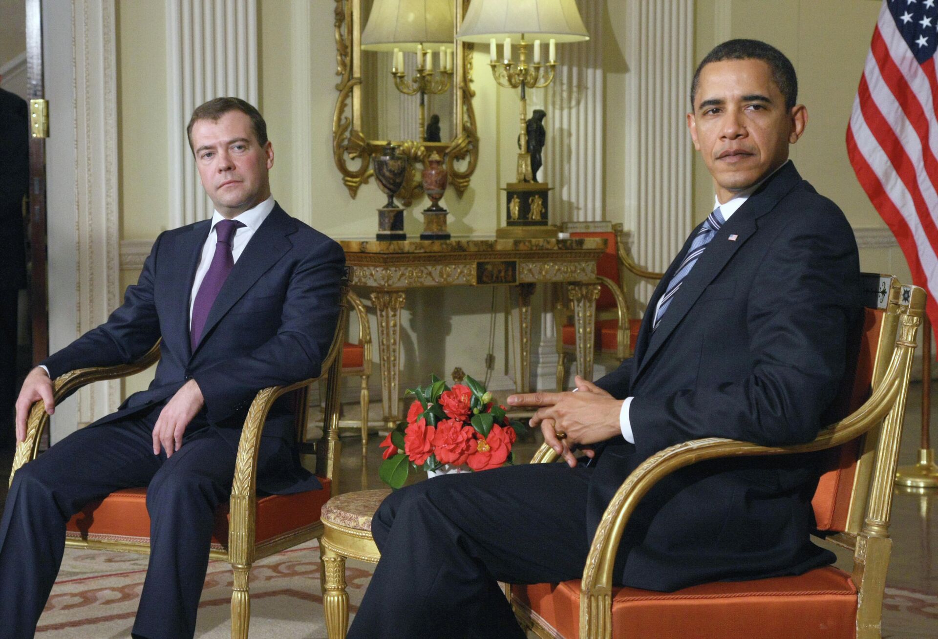 1 апреля 2009 года. Президент России Дмитрий Медведев и президент США Барак Обама (слева направо) во время пресс-конференции по итогам своих первых переговоров, которые прошли в Лондоне в рамках саммита G20 - РИА Новости, 1920, 25.05.2021