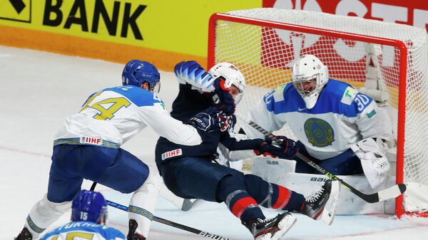 Эпизод матча чемпионата мира по хоккею между сборными США и Казахстана