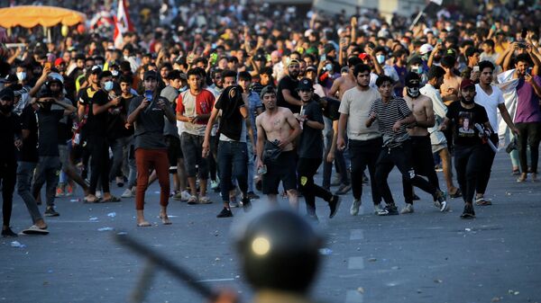 Во время столкновений протестующих с сотрудниками служб безопасности на площади Тахрир в Багдаде, Ирак