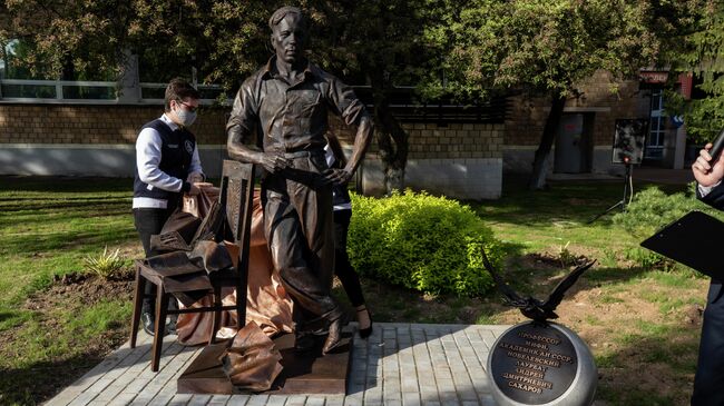 Памятник лауреату Нобелевской премии мира академику Андрею Сахарову