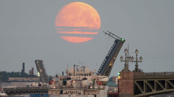 Луна над Санкт-Петербургом. 25 мая 2021