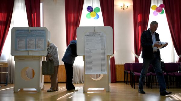 Избиратели в единый день голосования на избирательном участке в Москве