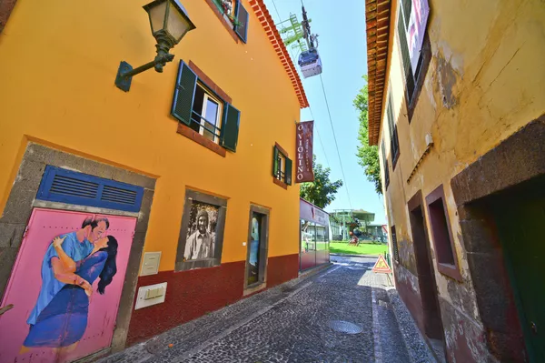 Самая старая улица Rua De Santa Maria в городе Фуншал на острове Мадейра