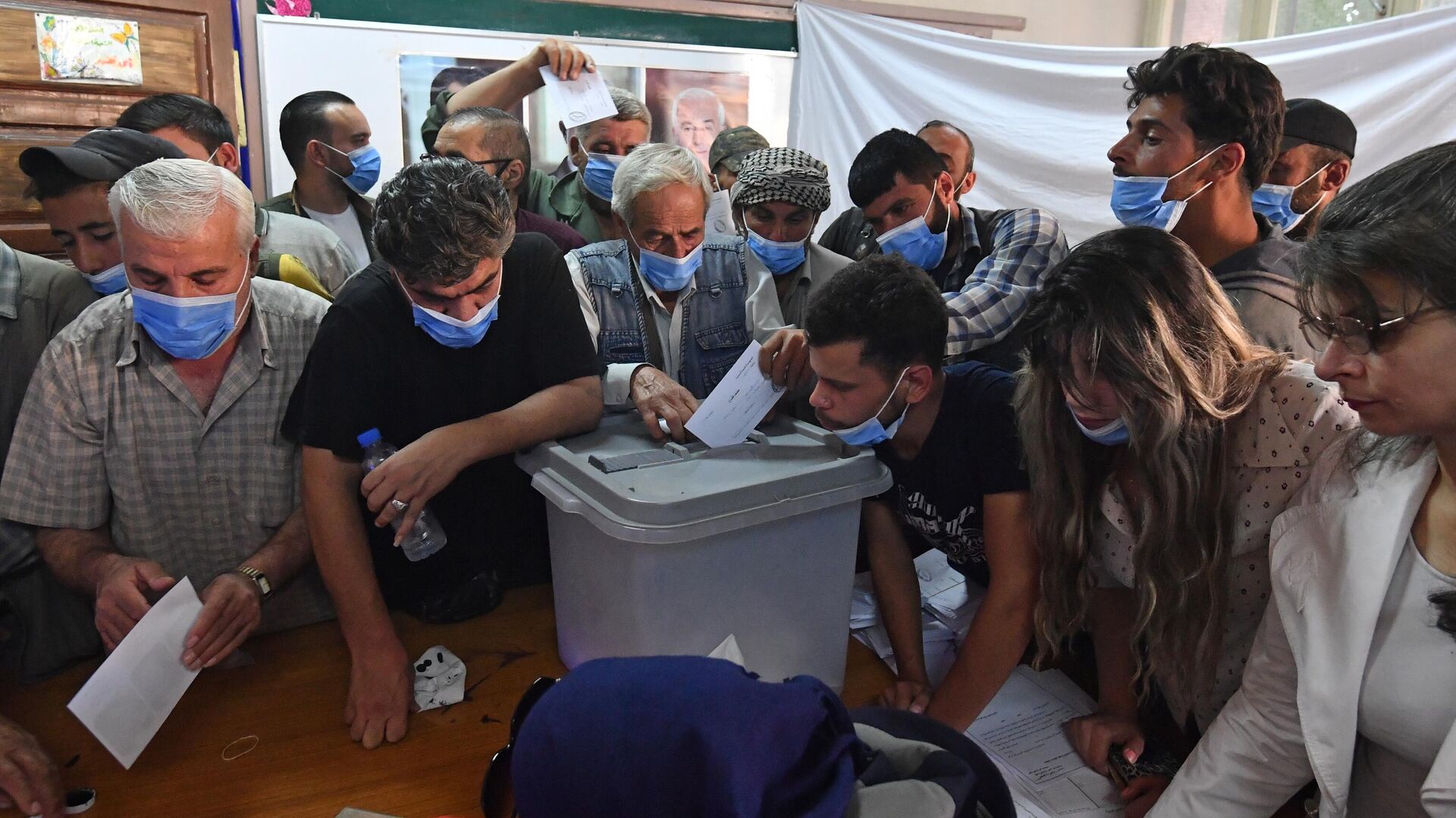 Люди голосуют на выборах президента Сирии на одном из избирательных участков Дамаска - РИА Новости, 1920, 28.05.2021