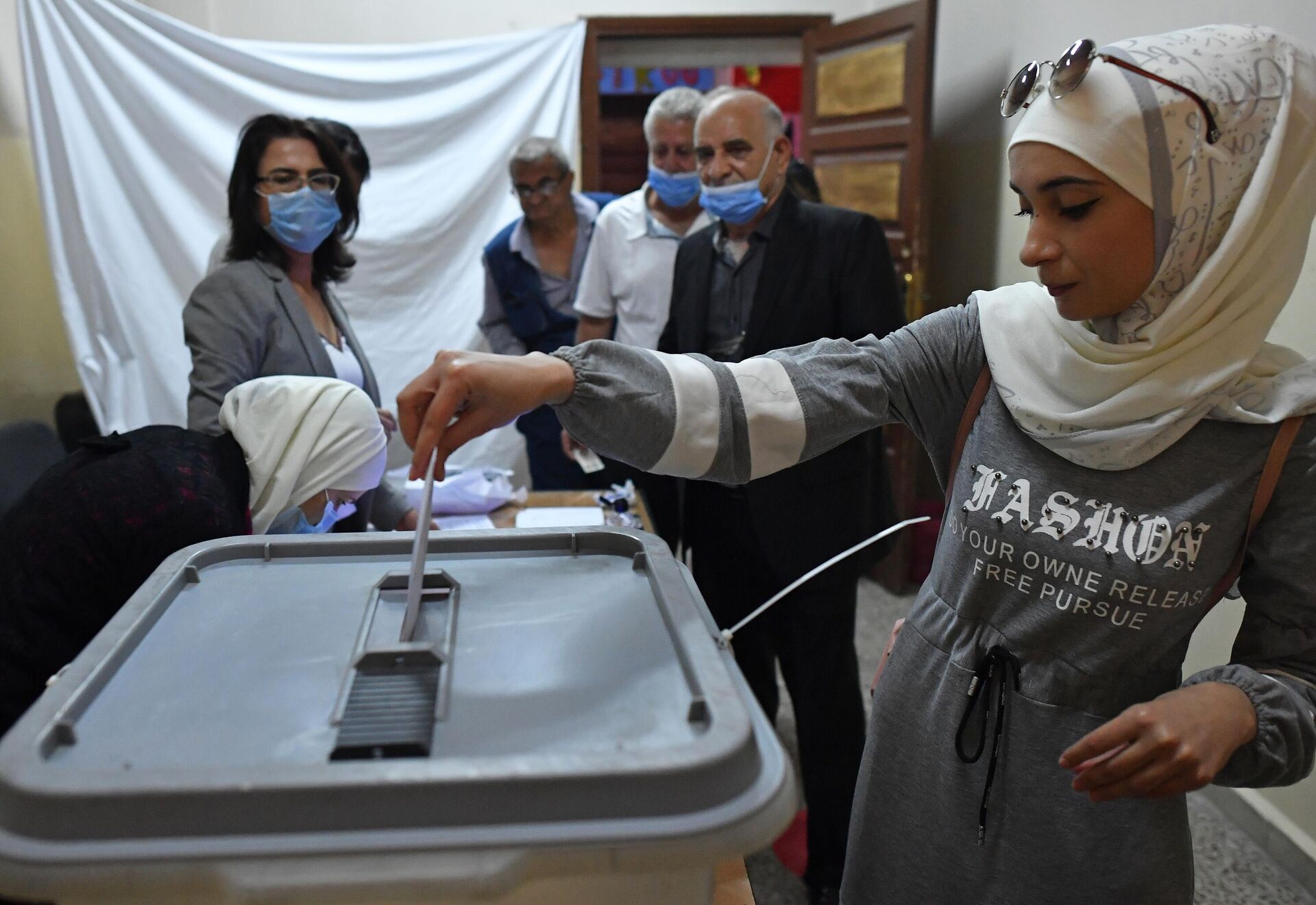 Девушка голосует на выборах президента Сирии на одном из избирательных участков Дамаска - РИА Новости, 1920, 27.05.2021