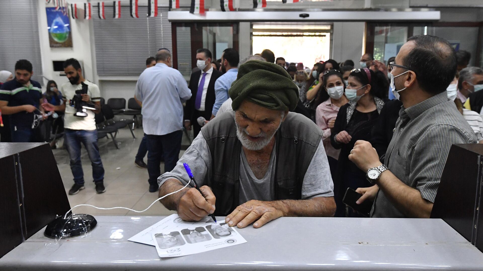 Мужчина голосует на выборах президента Сирии на одном из избирательных участков Дамаска - РИА Новости, 1920, 27.05.2021