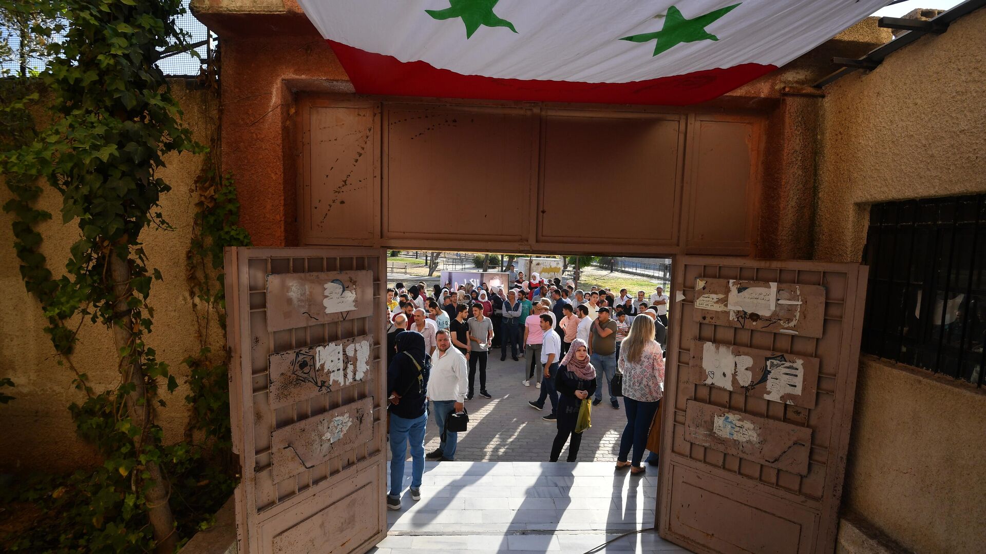 Люди у одного из избирательных участков Дамаска, где проходит голосование на выборах президента Сирии - РИА Новости, 1920, 26.05.2021