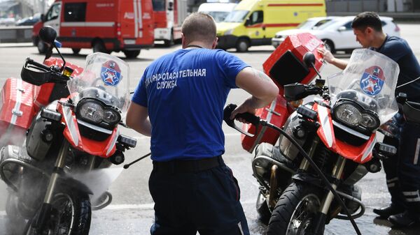 Сотрудники мотогруппы из расчетов быстрого реагирования Пожарно-спасательного центра Москвы моют свои мотоциклы