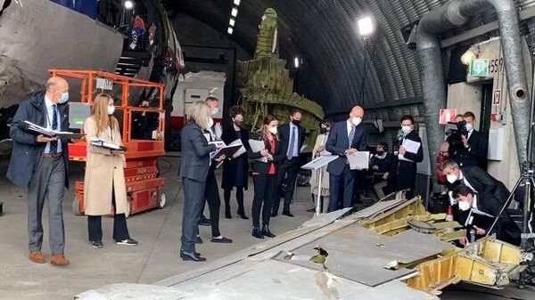 Судьи и журналисты осматривают место реконструкции Boeing MH17