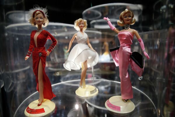Куклы Барби Мэрилин Монро демонстрируются на выставке Барби в Музее культур в Милане