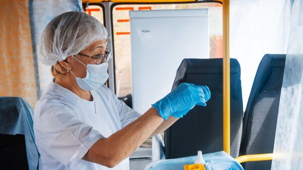 Медицинский сотрудник готовится к вакцинации жителей Якутска от Covid-19 в мобильном пункте вакцинации