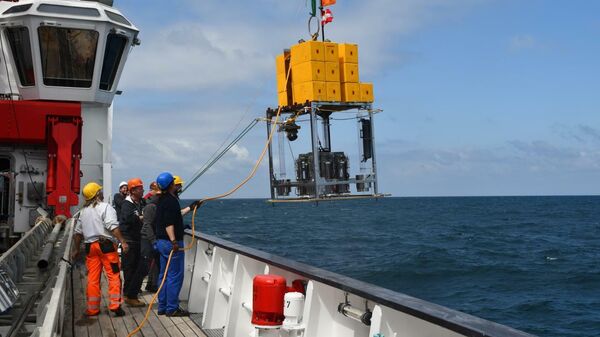 Спуск пробоотборника с борта немецкого исследовательского судна Sonne у берегов Чили