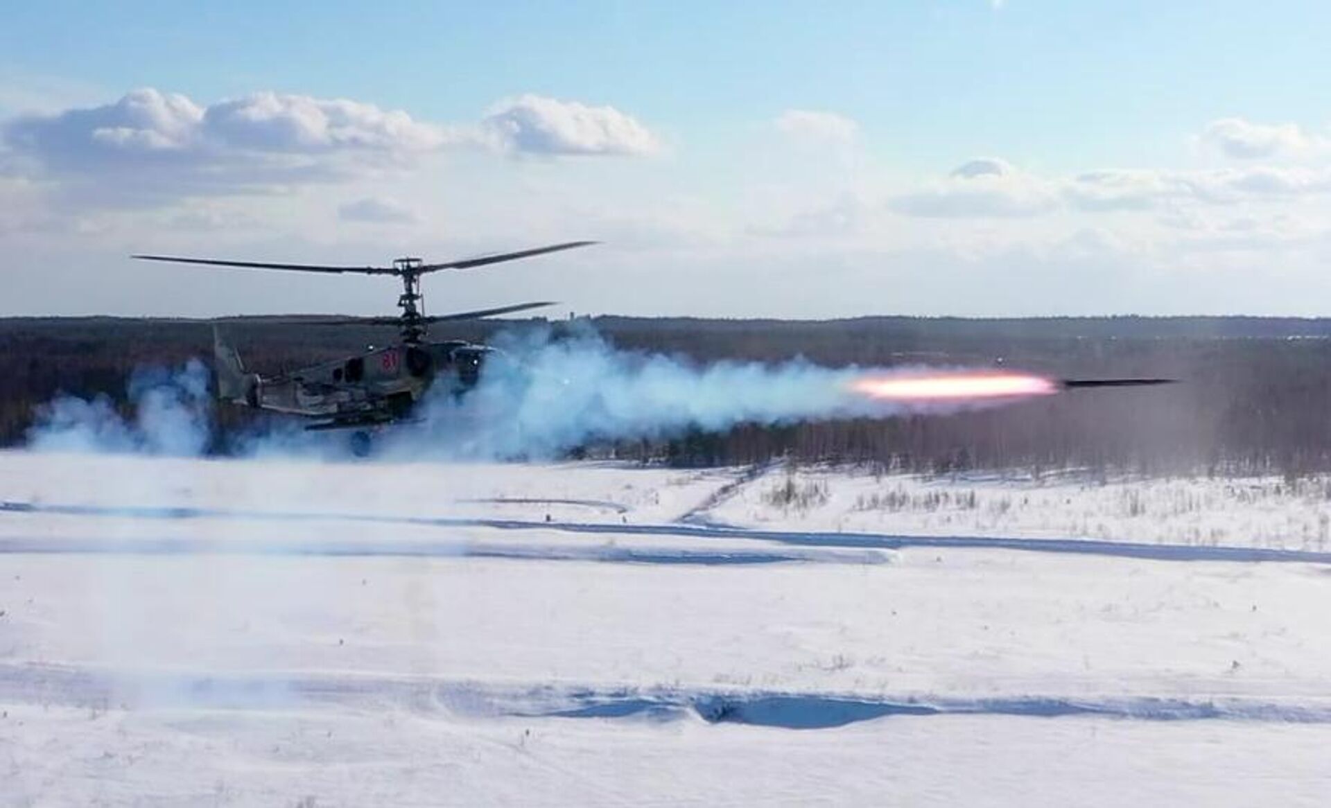 Разведывательно-ударный вертолет Ка-52 Аллигатор во время испытания управляемых ракет Вихрь. Скриншот видео - РИА Новости, 1920, 12.01.2024