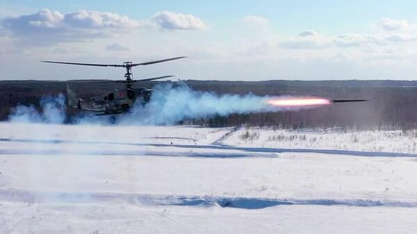 Разведывательно-ударный вертолет Ка-52 Аллигатор во время испытания управляемых ракет Вихрь