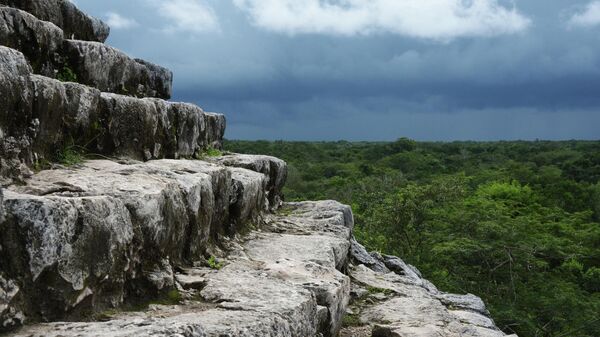 Ступени пирамиды Эль-Кастильо группы Нооч Муль на территории доколумбового города Коба цивилизации майя в Мексике