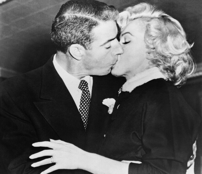 Мэрилин Монро целует своего мужа, бывшего бейсболиста Джо Ди Маджо