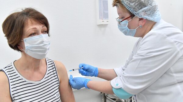 Женщина во время вакцинации от COVID-19 