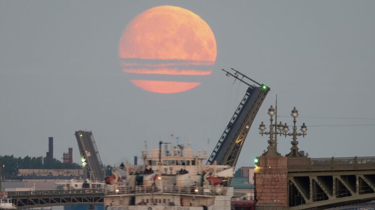 Луна над Санкт-Петербургом