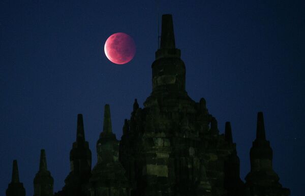Полная Луна над храмом Плаосан в Индонезии