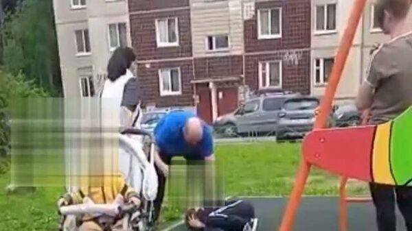 Мужчина избивает ребенка на детской площадке