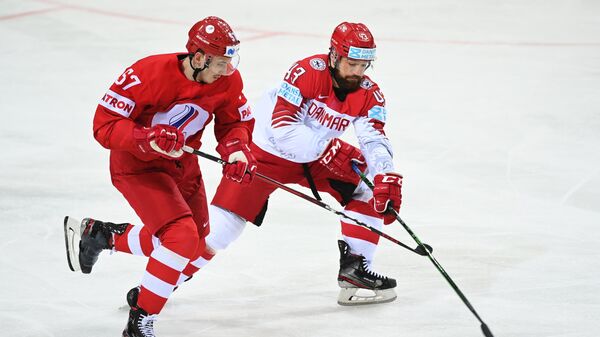 Игровой момент матча Россия - Дания