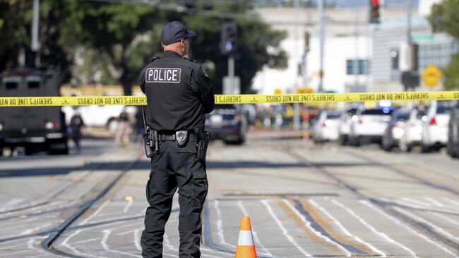 Сотрудник полиции на месте стрельбы в Сан-Хосе, США