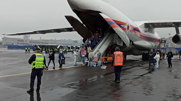 Спецборт Ил-76 МЧС России доставил российских граждан из аэропорта вблизи сектора Газа в Москву