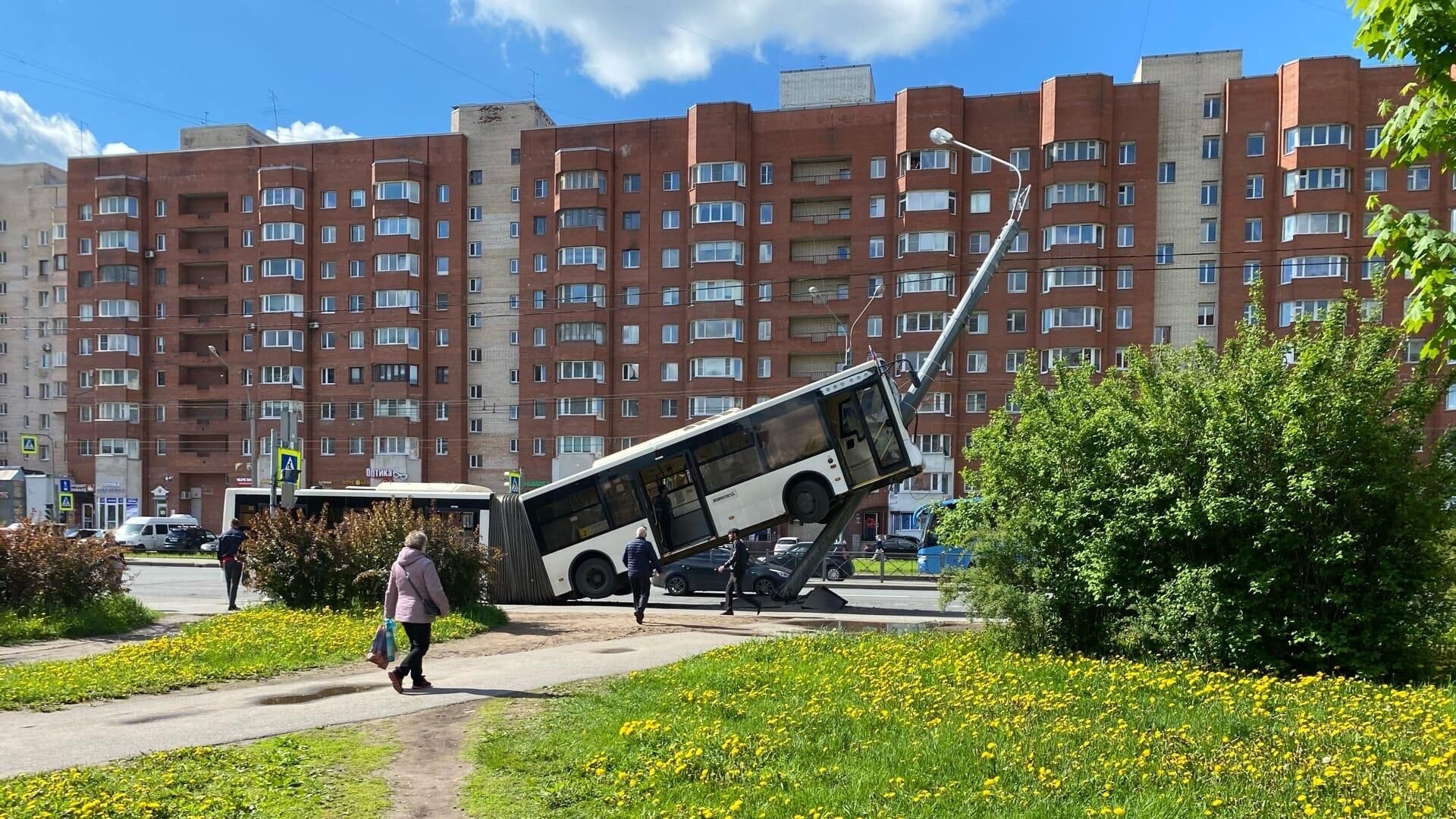 На месте ДТП с пассажирским автобусом в Санкт-Петербурге. 27 мая 2021 - РИА Новости, 1920, 27.05.2021