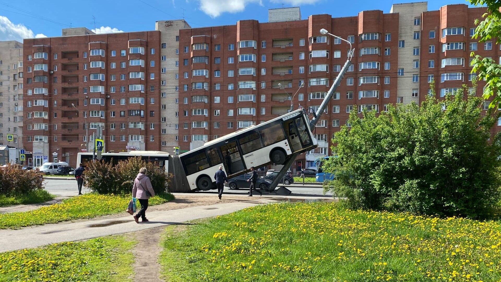 В Петербурге автобус наехал на столб, пострадали пять человек - РИА  Новости, 19.08.2021