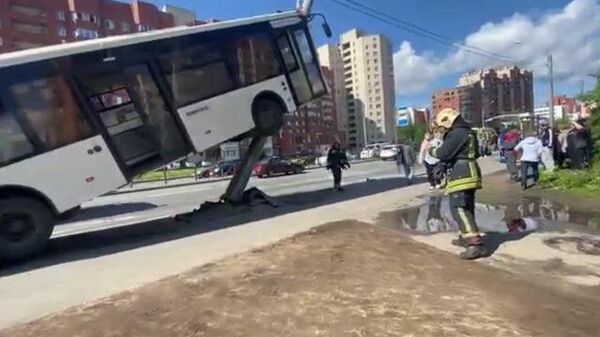 Автобус в Петербурге наехал на фонарный столб и завис на нем. Кадры ДТП