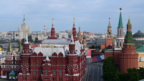 Вид на Исторический музей и Кремль в Москве