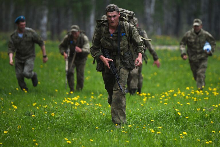 Команда разведывательного подразделения на финише этапа Выход разведывательного отделения в район сбора после выполнения задачи всеармейского конкурса Отличники войсковой разведки на полигоне учебного комплекса в Новосибирской области