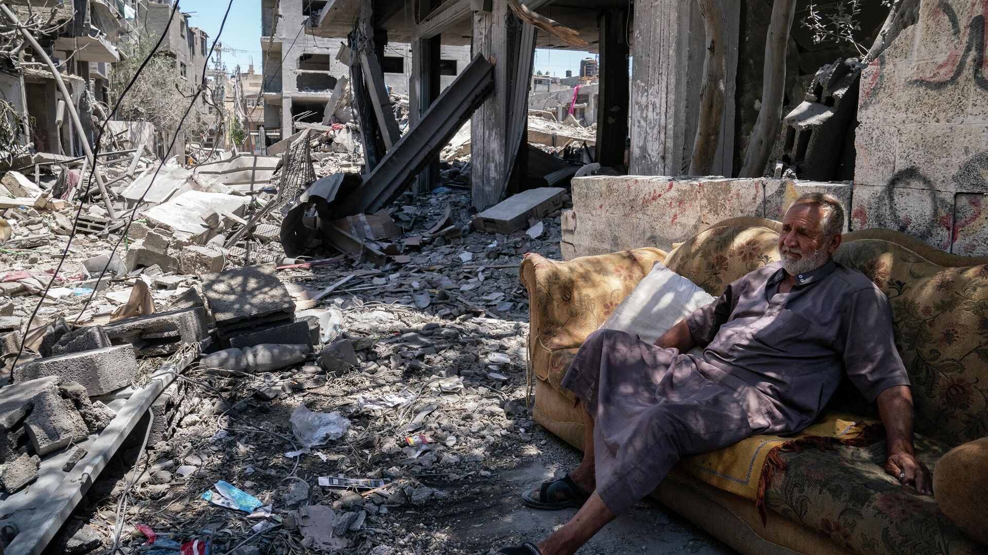 Житель Газы на улице, поврежденной в результате бомбардировки в секторе Газа - РИА Новости, 1920, 31.05.2021