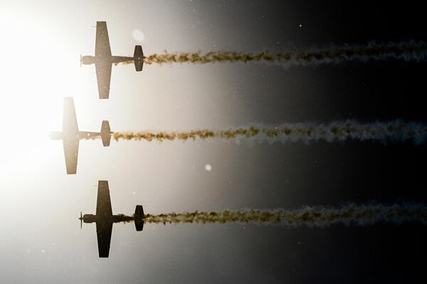 Самолеты Як-52 пилотажной группы Первый полет выполняют демонстрационный полет на авиационном фестивале малой авиации Небо: теория и практика 