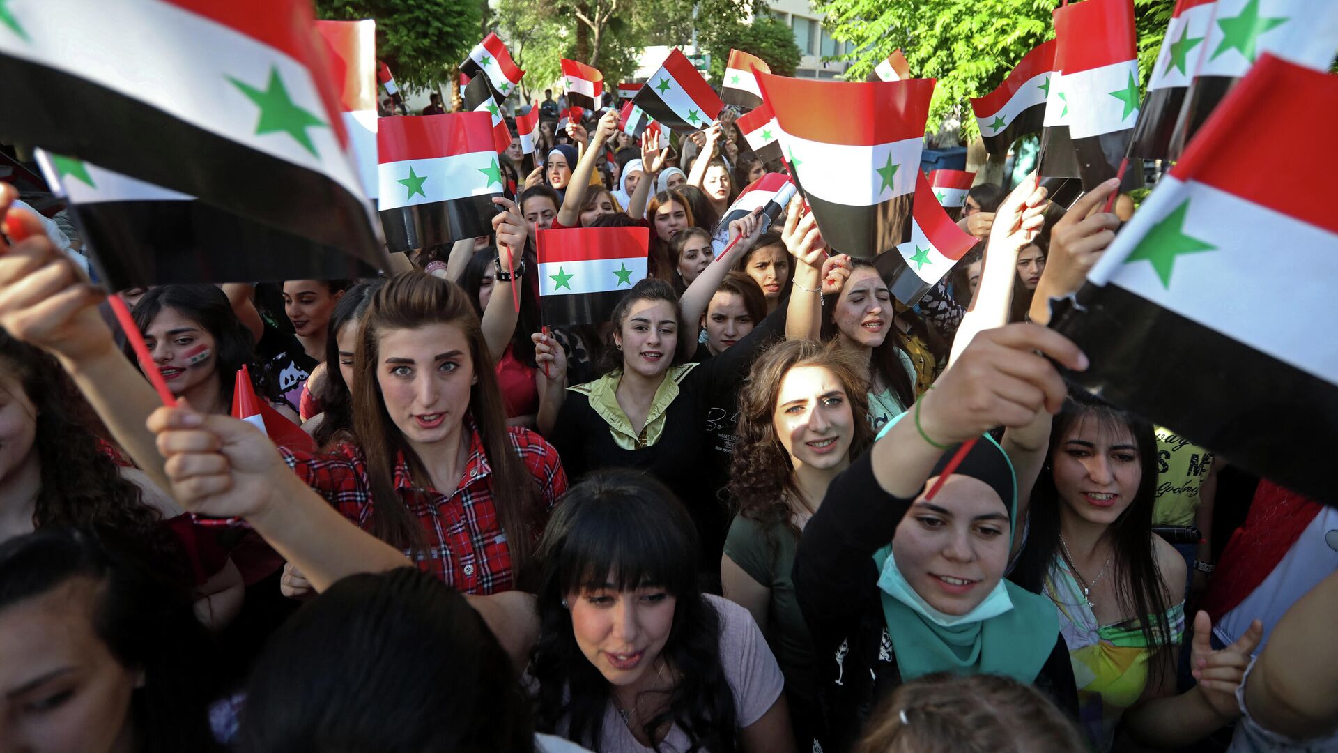 Сирийцы размахивают национальными флагами в Дамаске - РИА Новости, 1920, 19.07.2022
