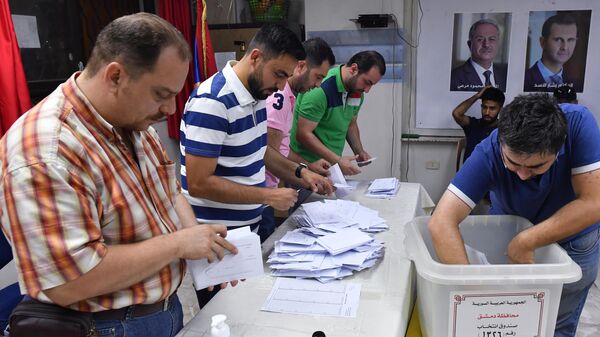 Подсчет голосов на президентских выборах в Сирии на одном из избирательных участков Дамаска