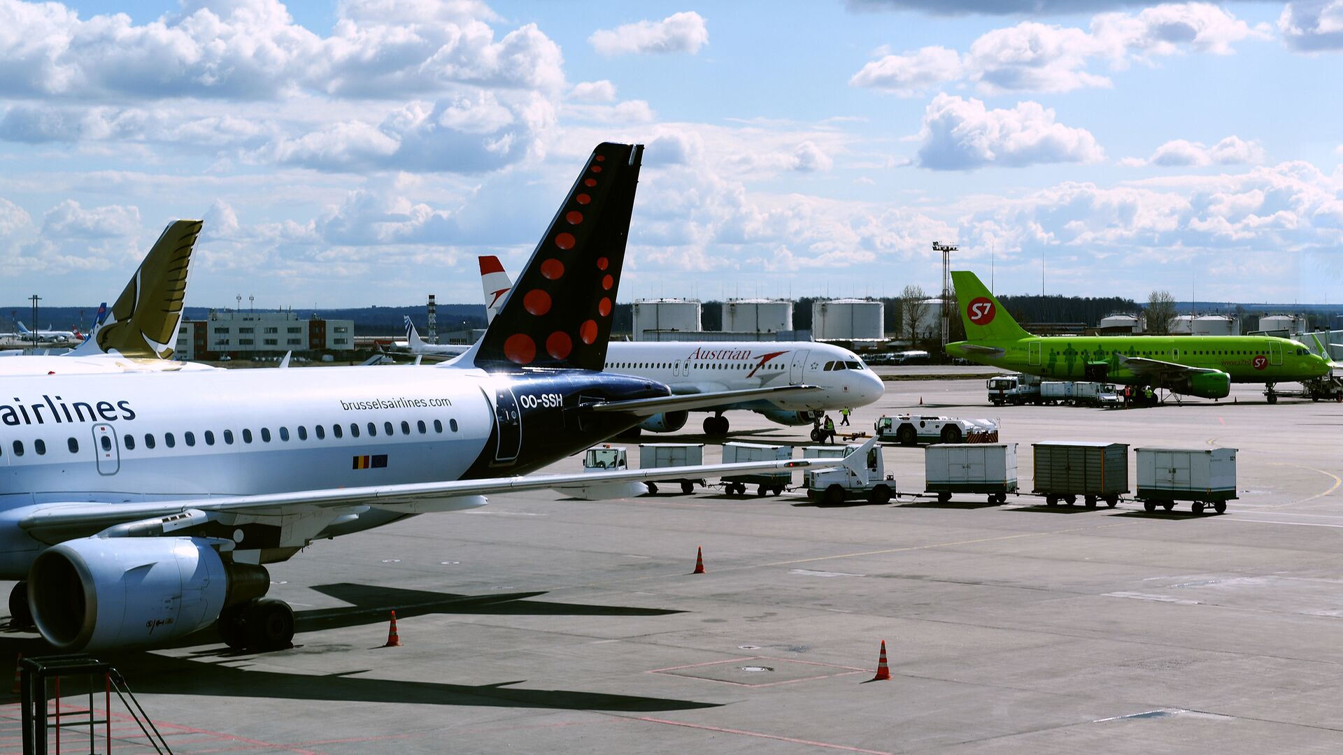 Самолеты авиакомпаний Brussels airlines, Austrian airlines и S7 в аэропорту Домодедово - РИА Новости, 1920, 27.05.2021