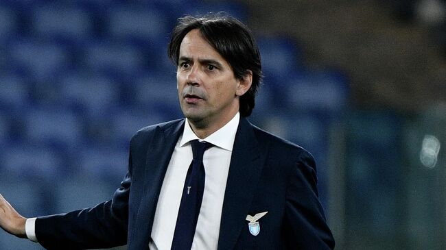 Lazio's Italian coach Simone Inzaghi (R) greets AC Milan's Italian coach Stefano Pioli (L) at the end of the Italian Serie A football match between Lazio and Ac Milan on April 26, 2021 at the Olympic stadium in Rome. (Photo by Filippo MONTEFORTE / AFP)