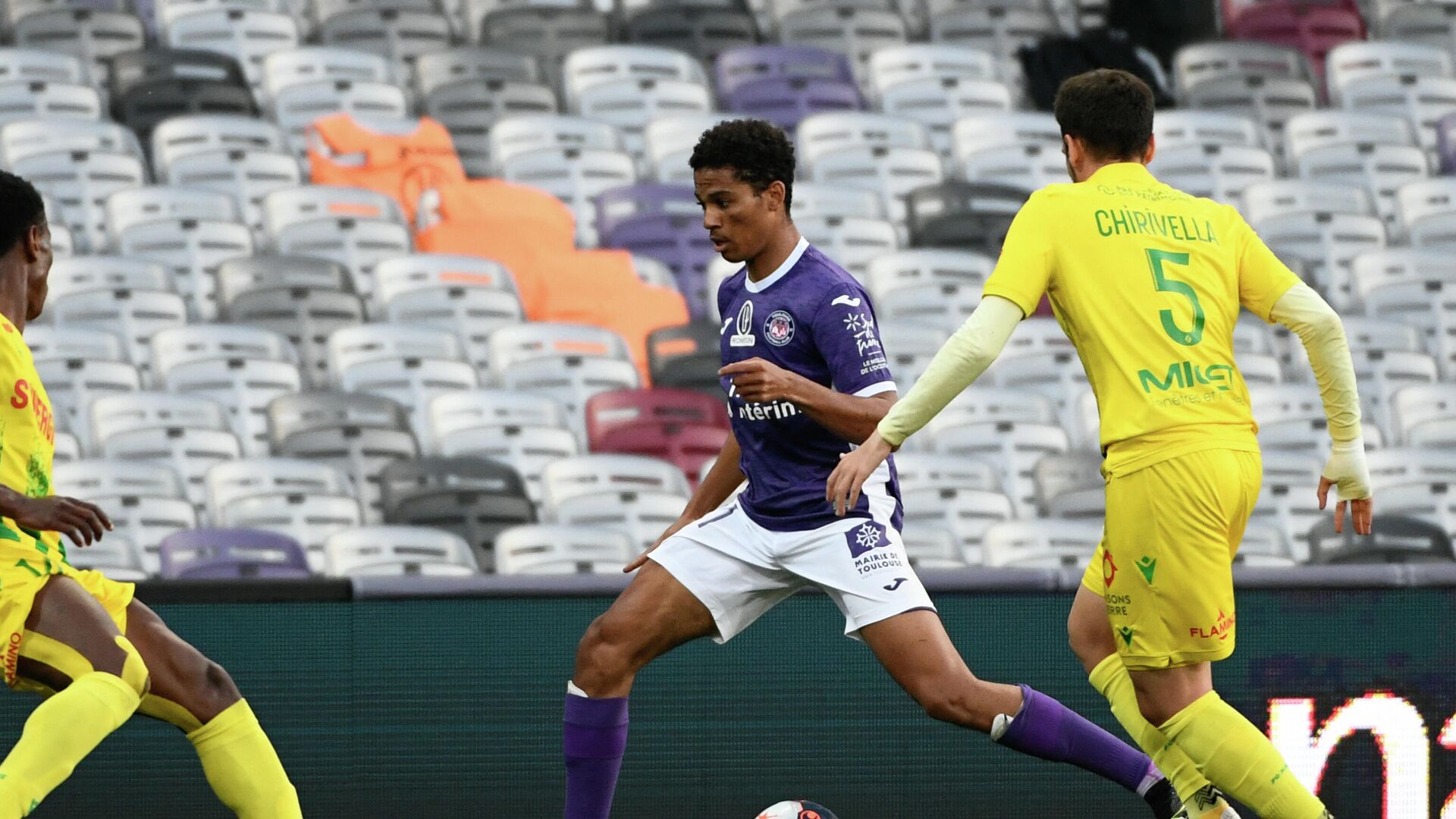 Toulouse' player Amine Adli runs with the ball during the French L1/L2 playoff football match between Toulouse (TFC) and Nantes (FC Nantes) at Le Stadium in Toulouse, southwestern France, on May 27, 2021. (Photo by Fred SCHEIBER / AFP) - РИА Новости, 1920, 27.05.2021